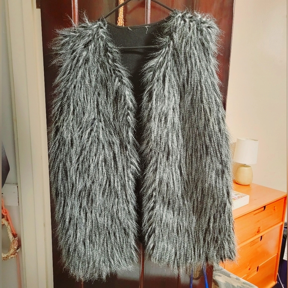 Faux fur vest - Picture 2 of 2